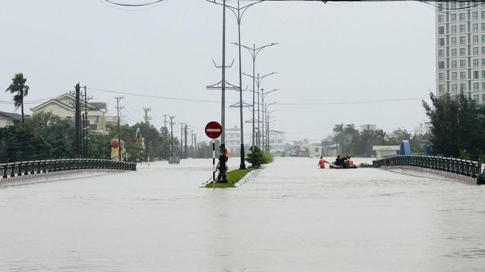 Đường phố Tuy Hòa ngập sâu. Ảnh: Tường Quân - TTXVN