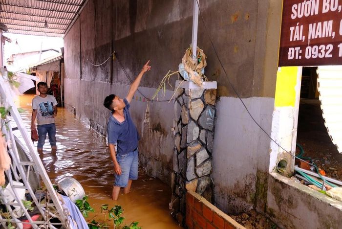 Đỉnh điểm nước lũ tại xã D’ran, tỉnh Lâm Đồng cao khoảng 3m, nước chảy rất xiết. Ảnh: Nguyễn Dũng – TTXVN