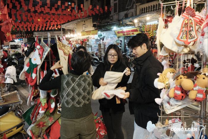 Năm nay, thị hiếu trang trí Giáng sinh cũng có nhiều thay đổi. Các cửa hàng cho biết khách chuộng phong cách trang trí tối giản hơn và sử dụng các vật liệu gần gũi như gỗ, lát mộc, vải bố.