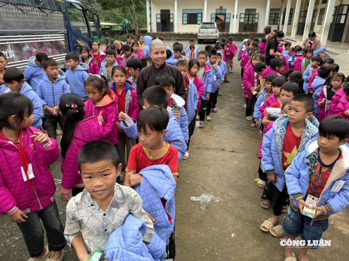 Sư cô Thích Nữ Tịnh Nhãn trong một chuyến thiện nguyện ở vùng cao.