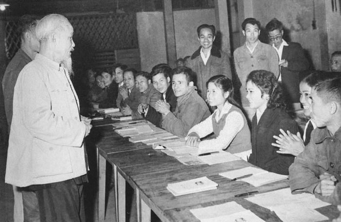 Chủ tịch Hồ Chí Minh thăm lớp học bổ túc văn hóa và kỹ thuật buổi tối của công nhân Nhà máy ô tô 1-5 tại Hà Nội (1963). Ảnh tư liệu 