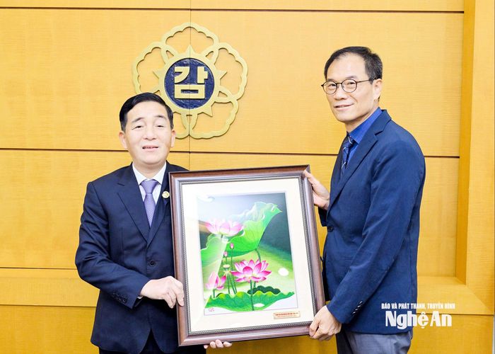 Lãnh đạo Thanh tra tỉnh tặng quà lưu niệm cho Đoàn Hàn Quốc. Ảnh: P.V