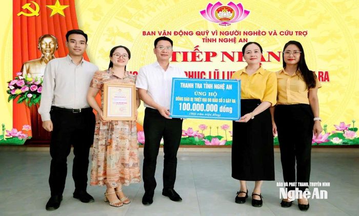 Thanh tra tỉnh Nghệ An chung tay ủng hộ đồng bào bị thiên tai. Ảnh: CSCC