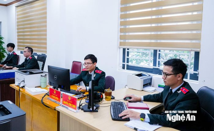 Cán bộ Thanh tra tỉnh Nghệ An thực hiện nhiệm vụ chuyên môn. Ảnh: Thanh Lê