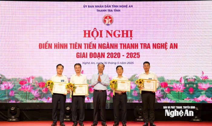 Đồng chí Bùi Thanh An - Ủy viên BTV Tỉnh ủy, Phó Chủ tịch Thường trực UBND tỉnh trao khen thưởng cho các điển hình tiên tiến là lãnh đạo Thanh tra tỉnh. Ảnh: Thanh Lê