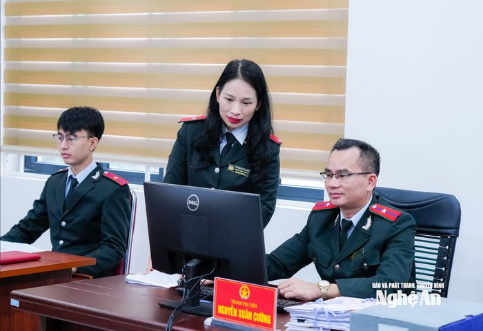 Cán bộ Thanh tra tỉnh Nghệ An trao đổi nhiệm vụ chuyên môn. Ảnh: Thanh Lê