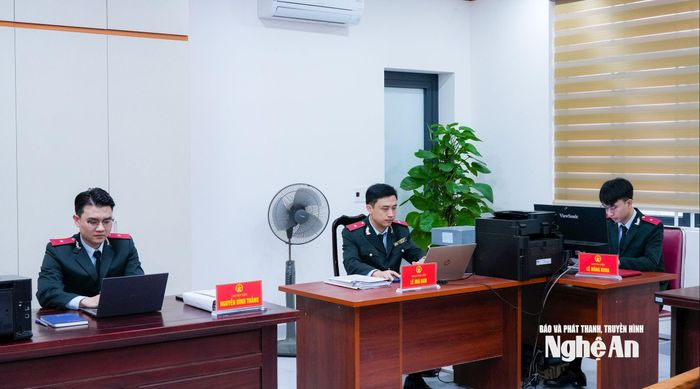 Cán bộ Thanh tra tỉnh Nghệ An thực hiện nhiệm vụ chuyên môn. Ảnh: Thanh Lê