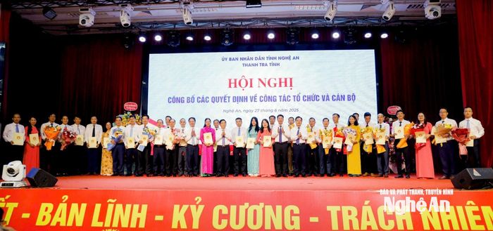 Lãnh đạo Thanh tra tỉnh trao quyết định cho các đồng chí Trưởng, Phó phòng Thanh tra tỉnh. Ảnh: Thanh Lê