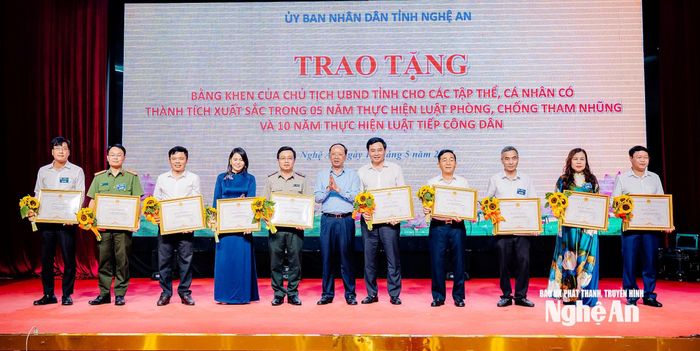 Phó Chủ tịch Thường trực UBND tỉnh Bùi Thanh An trao Bằng khen của Chủ tịch UBND tỉnh cho các tập thể có thành tích xuất sắc trong 5 năm thực hiện Luật Phòng, chống tham nhũng. Ảnh: Thanh Lê
