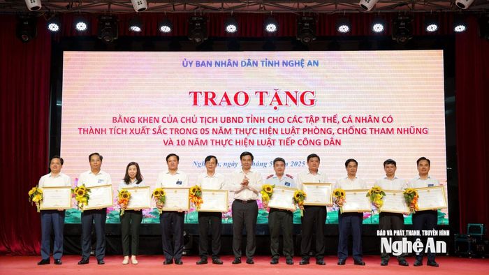 Trưởng ban Nội chính Tỉnh ủy Hồ Lê Ngọc trao Bằng khen của UBND tỉnh cho các tập thể có thành tích xuất sắc trong thực hiện Luật Tiếp công dân. Ảnh: Thanh Lê