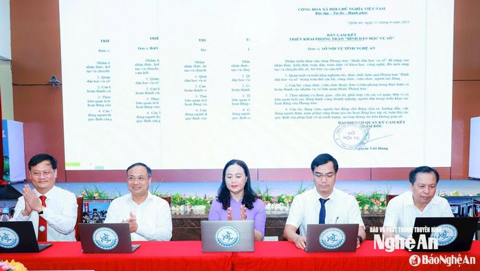 Lãnh đạo Ủy ban MTTQ Việt Nam tỉnh và các Sở: Khoa học và Công nghệ, Nội vụ, Giáo dục và Đào tạo, Dân tộc và Tôn giáo ký cam kết thực hiện phong trào Bình dân học vụ số. Ảnh tư liệu Báo và PTTH Nghệ An