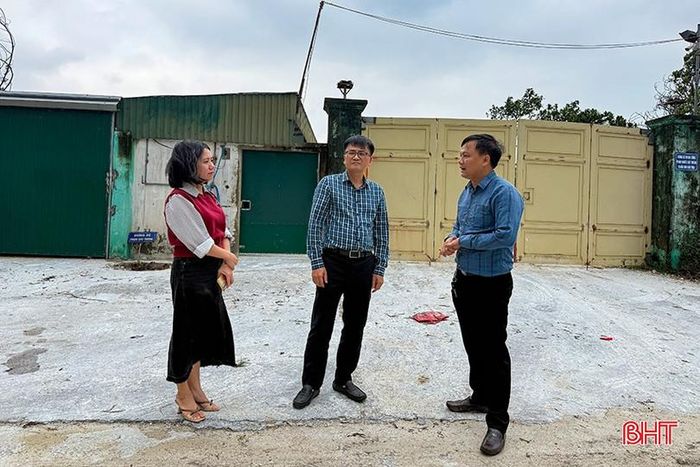  Lãnh đạo xã Tiên Điền trao đổi với phóng viên Báo và phát thanh, truyền hình Hà Tĩnh. 
