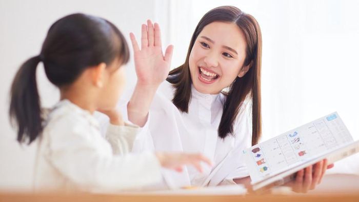  Trong kỷ nguyên số, thầy cô trở thành những huấn luyện viên về năng lực và nhân cách, đồng hành với học trò trong những lựa chọn khó khăn, giúp các em hiểu thế nào là đúng và sai, tử tế và gian dối trong cả thế giới thật lẫn thế giới số. Ảnh minh họa 