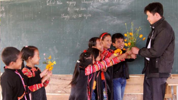  Truyền thống hiếu học, trọng thầy của người Việt đã được hun đúc từ rất sớm. Ngày nhà giáo Việt Nam 20/11, các thầy cô giáo vùng sâu, vùng xa, biên giới chỉ nhận những bông hoa rừng từ các em học sinh, nhưng vẫn vui và hạnh phúc. Ảnh: Báo Tin tức 