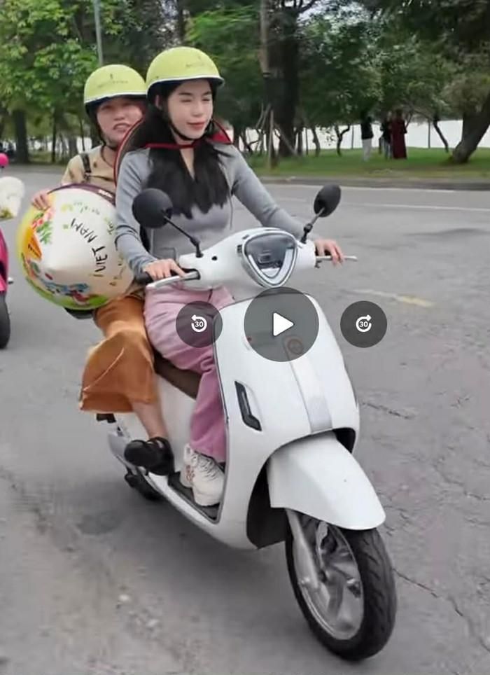 Hằng Du Mục vi vu cùng chiếc xe 20 triệu. Ảnh chụp màn hình