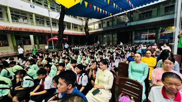 Các vị phụ huynh cũng tham gia xem Phiên tòa tuyên truyền cùng con em mình. Ảnh: CHTN