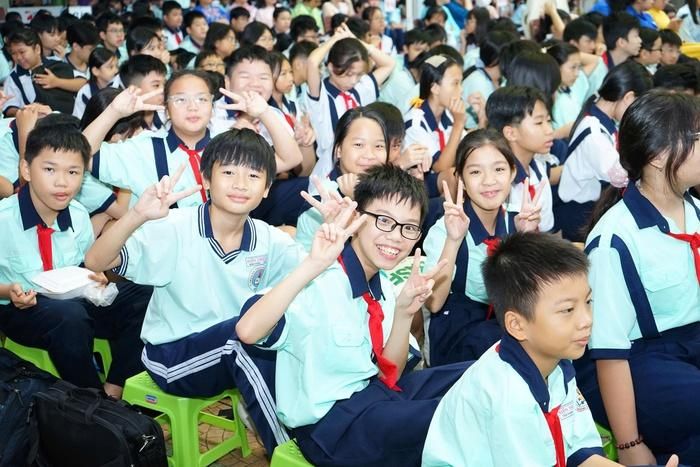 Các em học sinh coi Phiên tòa tuyên truyền. Ảnh: CHTN