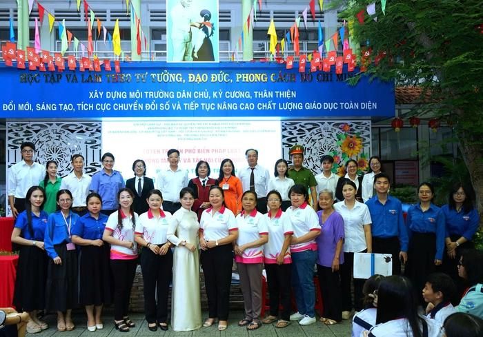 Đại diện Chi hội Luật sư thuộc Hội Bảo vệ Quyền Trẻ em TPHCM, đại diện các cơ quan chức năng phường Bàn Cờ và trường THCS Kiến Thiết. Ảnh: CHTN