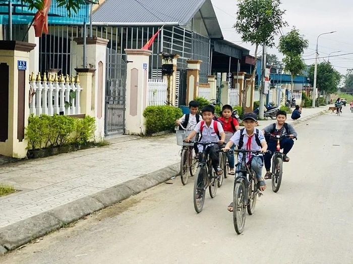 Đường về khu tái định cư của làng chài Thiệu Vũ ở thôn Lam Đạt (xã Thiệu Tiến).