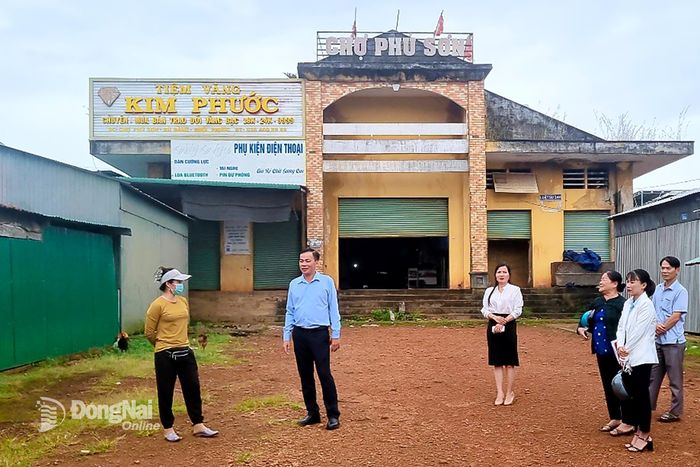 Lãnh đạo UBND xã Thọ Sơn khảo sát tại khu chợ xã Phú Sơn cũ