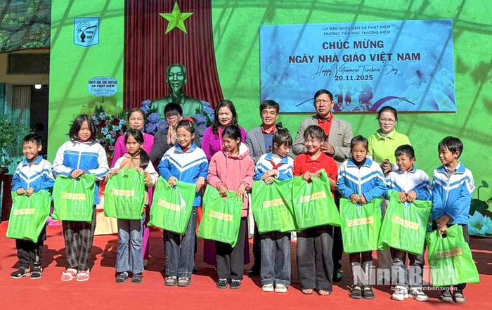 Đại diện Hội Chữ thập đỏ tỉnh trao quà cho các em học sinh Trường Tiểu học Thượng Kiệm.