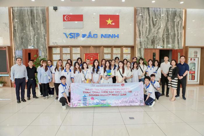 Sinh viên của trường liên tục được đưa đi thực tế tại các doanh nghiệp để hoàn thiện kiến thức chuyên ngành và kỹ năng mềm.
