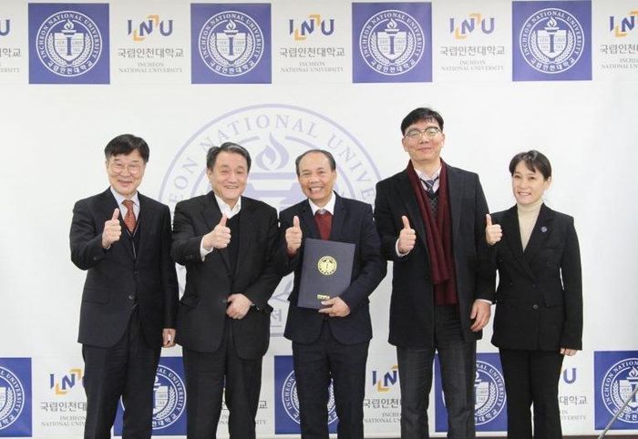TS. Nguyễn Tiến Luận - Hiệu trưởng Trường Đại học Nguyễn Trãi (giữa) ký kết hợp tác với Trường Đại học Quốc gia Incheon (Hàn Quốc) triển khai liên kết đào tạo 2+2