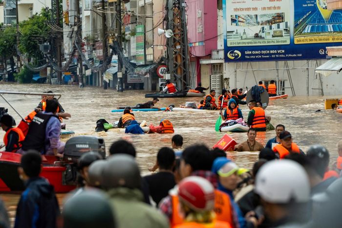  Giao thông tê liệt, đoàn cứu trợ buộc di chuyển bằng thuyền, cano hoặc ván chèo SUP. Hình ảnh chụp tại khu vực gần tòa VCN lúc 13h50 ngày 20/11. Ảnh: Quỳnh Long Hải. 