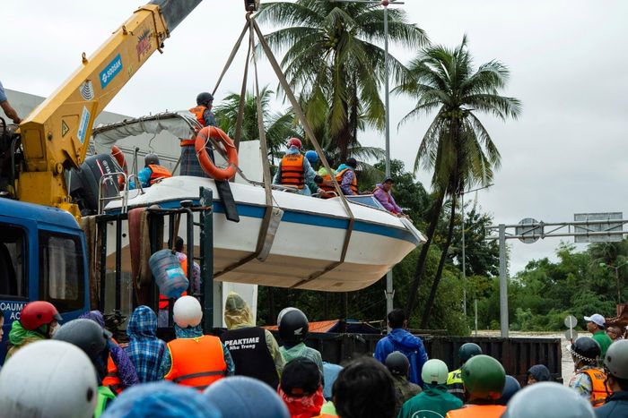  Lực lượng cứu hộ phối hợp cano và xe cẩu cứu người mắc kẹt tại vùng nguy hiểm lúc 13h ngày 20/11. Ảnh: Quỳnh Long Hải. 