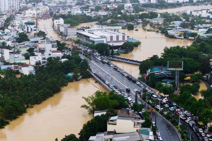  Nước sông Cái dâng chạm thành cầu Dứa (Vĩnh Thái cũ, nay thuộc phường Nha Trang) chiều 20/11. Ảnh: Quỳnh Long Hải. 