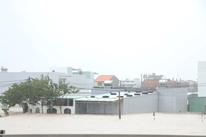 Nước lũ ở nhiều khu vực phường Tuy Hòa vẫn chưa có dấu hiệu rút