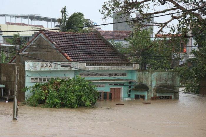 Những ngôi nhà ở phía Đông Đắk Lắk chìm trong nước lũ
