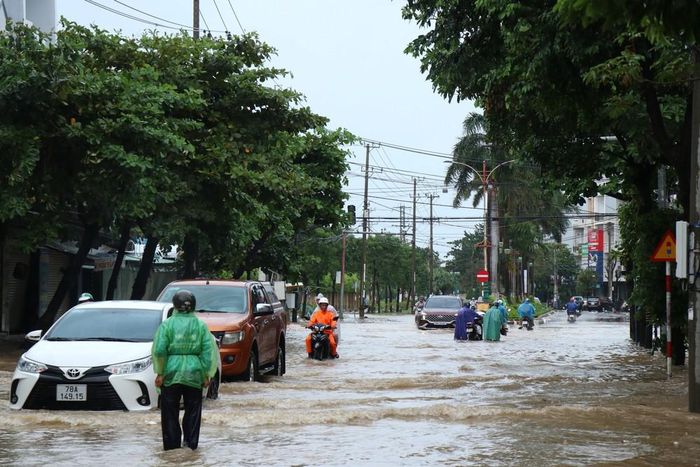 Tuyến đường vào trung tâm phường Tuy Hòa ngập sâu khiến giao thông đi lại khó khăn
