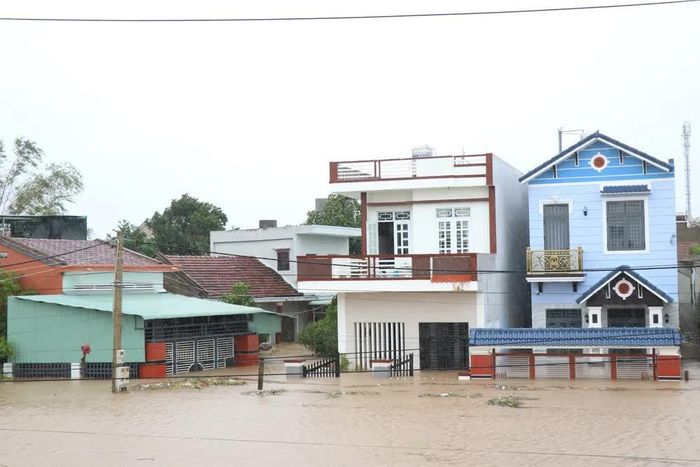 Những ngôi nhà cao tầng ở phường Tuy Hòa cũng bị ngập sâu