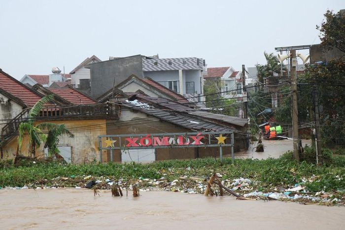 Một khu dân cư ở phía Đông tỉnh Đắk Lắk ngập sâu trong nước lũ