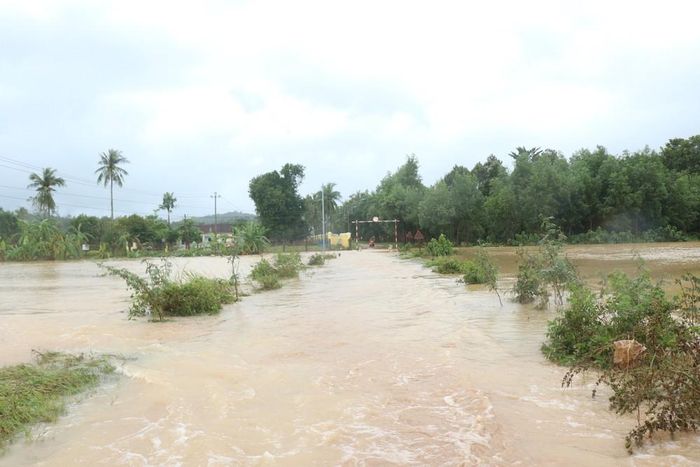 Một tuyến đường vào khu dân cư xã Sơn Thành, tỉnh Đắk Lắk vẫn ngập sâu