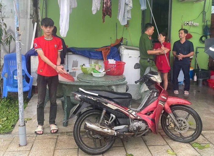 Đối tượng Nguyễn Khắc Linh và chiếc xe máy trộm cắp.