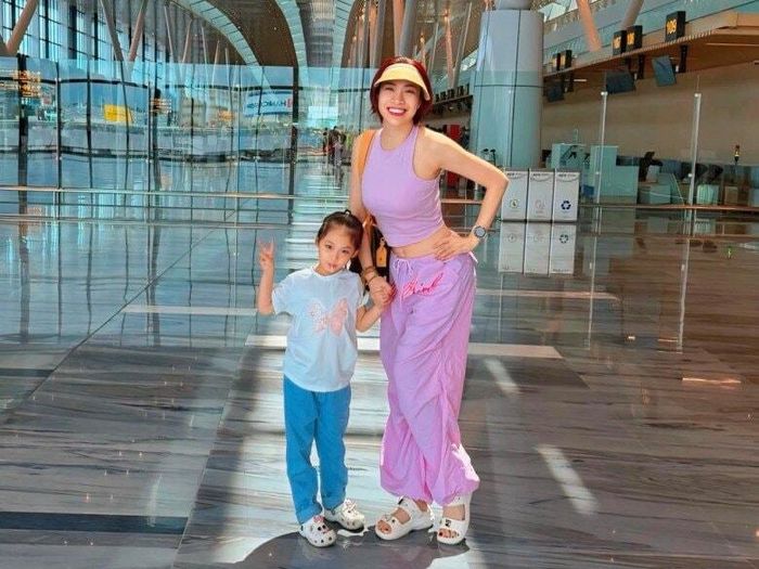 Nữ ca sĩ thường xuyên đưa con gái đi chơi đó đây.
