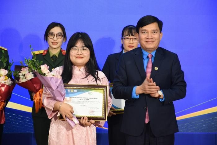 Ông Nguyễn Xuân Hùng trao tặng giải A cho hạng mục Nhân vật truyền cảm hứng