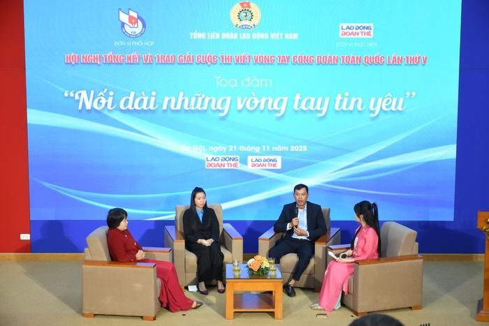 Các đại biểu chia sẻ tại tọa đàm "Nối dài những vòng tay tin yêu"