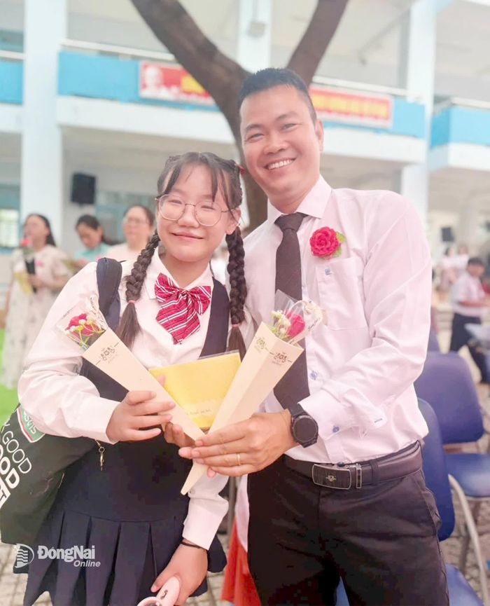 Với Khả Doanh, "20-11 không chỉ là ngày tri ân, mà còn là ngày chúng em nhắc mình phải cố gắng để xứng đáng với thầy cô. Bởi có những bài học không nằm trong sách vở mà nằm trong trái tim của người thầy. Con Elsa Khả Doanh xin gửi lời cảm ơn thầy cô - những người gieo hạt, để chúng con được nở hoa”. Ảnh: Minh Huệ