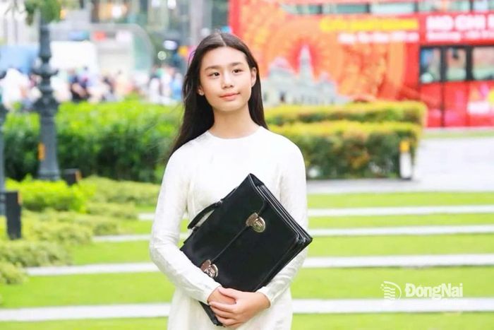 Ca sĩ Tuyết Anh trình bày bài hát "Lời cô" và chia sẻ: "Em vẫn nhớ như in ngày đầu tiên đi học. Thầy cô đã rất tận tình giúp đỡ em trong những buổi học đầy bỡ ngỡ. Em kính chúc thầy cô luôn khỏe và hạnh phúc, mãi là ngọn đèn dẫn đường cho chúng em". Ảnh: Minh Huệ