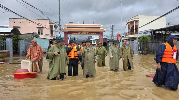 Đồng chí Bí thư Tỉnh ủy cùng lãnh đạo các sở, ngành bàn phương án cứu hộ người dân.