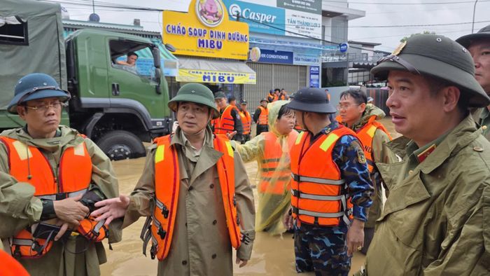 Đồng chí Bí thư Tỉnh ủy đề nghị lãnh đạo xã Diên Điền khẩn trương cung cấp lương thực, thực phẩm cho người dân vùng lũ.