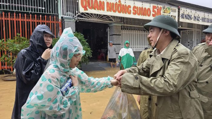 Đồng chí Bí thư Tỉnh ủy trao hỗ trợ cho người dân vùng lũ.