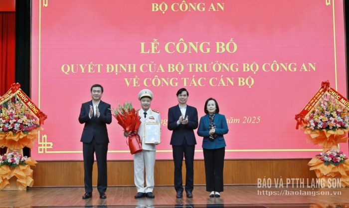 Các đồng chí lãnh đạo tỉnh Lạng Sơn tặng hoa chúc mừng tân Giám đốc Công an tỉnh