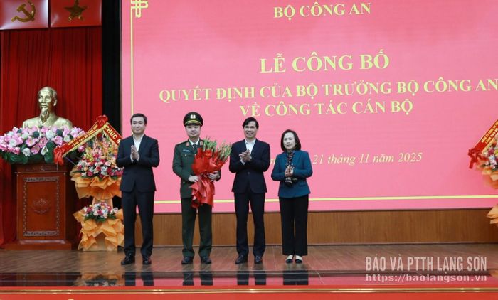 Các đồng chí lãnh đạo tỉnh Lạng Sơn tặng hoa chúc mừng Thiếu tướng Nguyễn Tiến Trung
