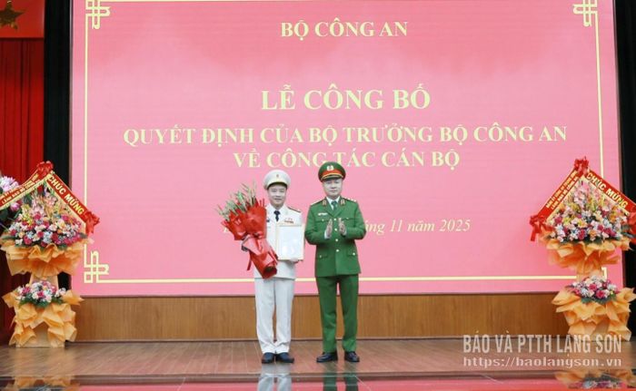 Đồng chí Thứ trưởng Bộ Công an trao quyết định và tặng hoa chúc mừng Thượng tá Vũ Thanh Tùng, tân Giám đốc Công an tỉnh Lạng Sơn