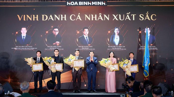  Đồng chí Nguyễn Tuấn Anh - Phó Bí thư Tỉnh ủy, Chủ tịch UBND tỉnh trao Bằng khen của UBND tỉnh cho các cá nhân xuất sắc trong phong trào thi đua yêu nước. 