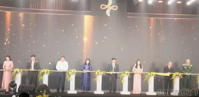  Các đồng chí lãnh đạo tỉnh, địa phương và Công ty Tập đoàn Hòa Bình Minh thực hiện nghi thức cắt băng khánh thành khách sạn Le Blanc Heritage. 